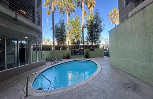 Los Feliz Apartment | Mid-City Charm 2BR Near LAs Hotspots!