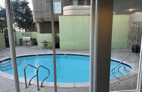 Los Feliz Apartment | Mid-City Charm 2BR Near LAs Hotspots!