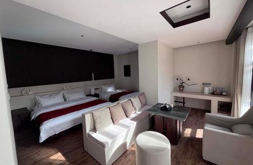Xiaojin County Hotel | Mid Hill White Lodge