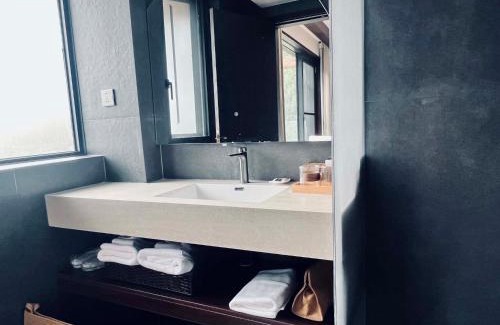 Xiaojin County Hotel | Mid Hill White Lodge