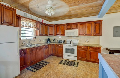 Estate Barren Spot 2 Apartment | Mid-Island beauty! 5 minutes from shopping, dining and the beach.