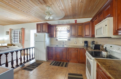 Estate Barren Spot 2 Apartment | Mid-Island beauty! 5 minutes from shopping, dining and the beach.