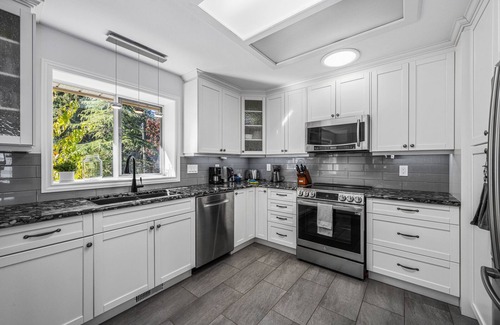 Courtenay House | Mid Island Ocean View Paradise B&B