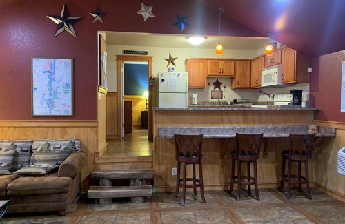Groveoak Cabin | MID LAKE HIDEAWAY, FISHING FAMILY OUTDOOR FUN