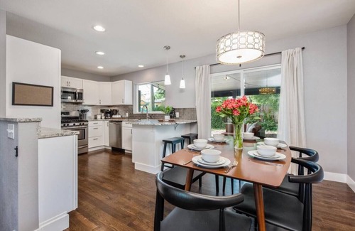 Alta Vista Area House | Mid-Mod Marvel Central Game Rm/Wet Bar Patio