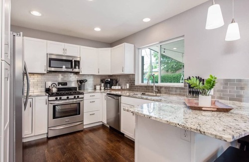 Alta Vista Area House | Mid-Mod Marvel Central Game Rm/Wet Bar Patio
