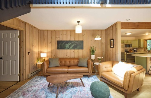 Wilmington Ski Chalet | Mid-mod Vermont Dream Chalet near Lake & Skiing in Wilmington w/AC & Clubhouse