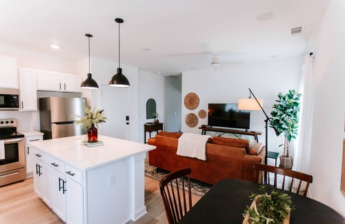 Athens House | Mid-Term Discounts - Near Downtown, UGA, Hospital