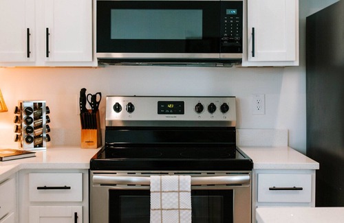 Athens House | Mid-Term Discounts - Near Downtown, UGA, Hospital