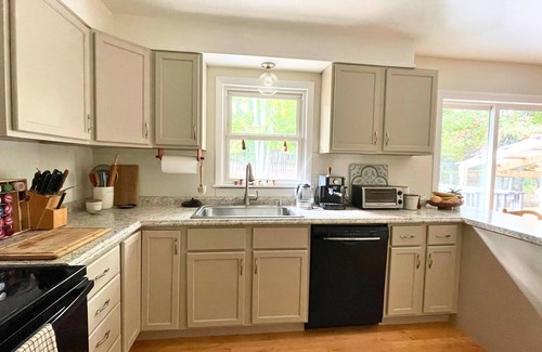 Marquette House | Mid to Long Term Charming 2-bedroom house in enchanting Marquette with WiFi