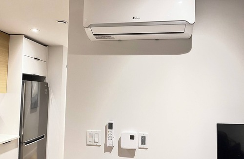 Cote-Des-Neiges—Notre-Dame-De-Grace Apartment | Mid-Town Luxurious 1br condo w/FREE parking