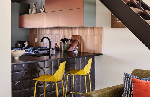 St. Edwards Apartment | Midcentury Couples Designer Loft - Casa Tuya