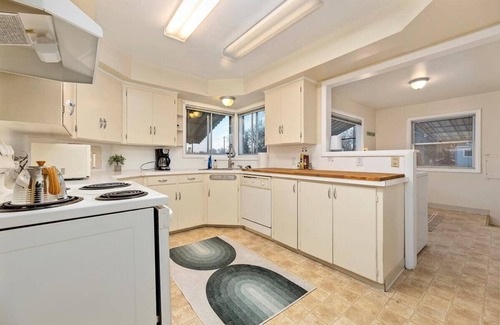 Caldwell House | MidCentury Modern 3BR 2BA + Hot Tub in College District