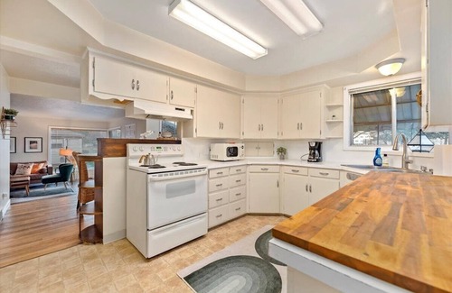 Caldwell House | MidCentury Modern 3BR 2BA + Hot Tub in College District