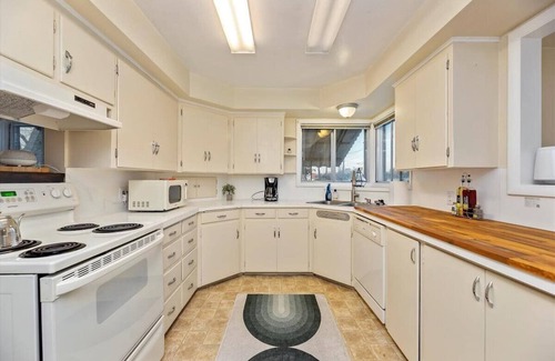 Caldwell House | MidCentury Modern 3BR 2BA + Hot Tub in College District