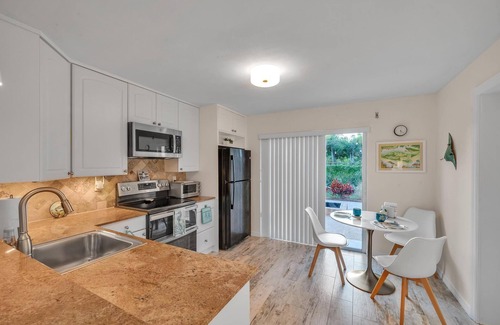 Rio House | Midcentury Modern, The Rio Retreat close to beautiful beaches!