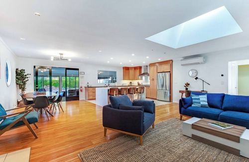 Memorial Hospital Neighborhood House | MidCentury Modern Wine Country Private Pool & Spa
