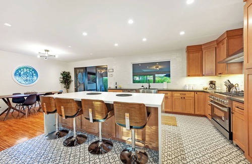 Memorial Hospital Neighborhood House | MidCentury Modern Wine Country Private Pool & Spa
