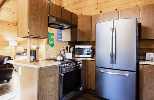 Fern Valley Cabin | MidCentury Cabin-Deck w Awesome Views Near Hiking At Humber Park. Dog Friendly
