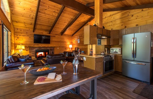 Fern Valley Cabin | MidCentury Cabin-Deck w Awesome Views Near Hiking At Humber Park. Dog Friendly