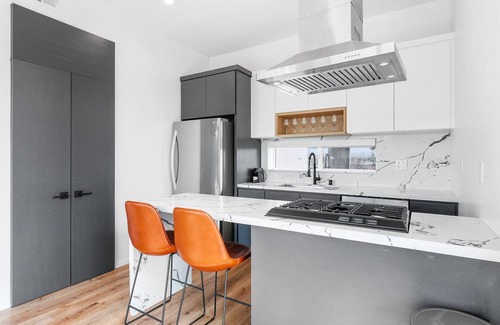 Tri-West Apartment | MidCity 3BR/2BA Townhome with Rooftop, 5 Beds & 2-Car Parking