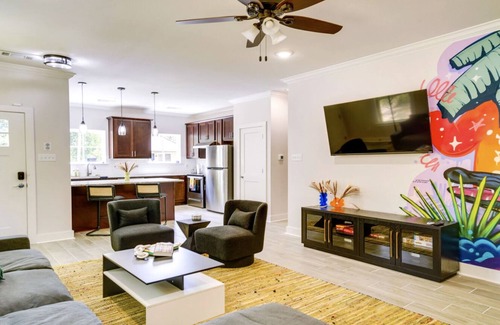 Mid City South House | MidCity Mural House - LSU - 3Bed Modern Amenities
