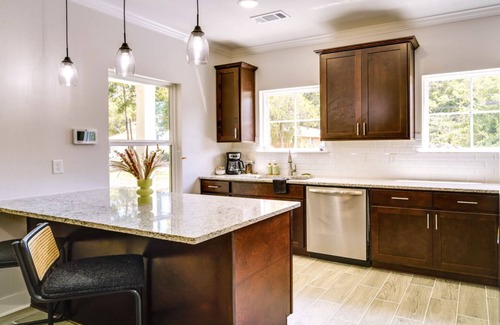 Mid City South House | MidCity Mural House - LSU - 3Bed Modern Amenities