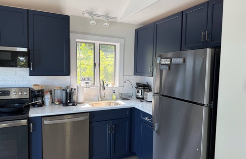 Round Pond Cottage | Midcoast Maine beauty, enjoy waterfront 2-bedroom cottage on Muscongus bay.