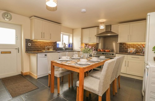 Haworth House | MIDDLE BARN, family friendly, character holiday cottage in Haworth