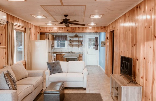 Brohman Cottage | Middle Lake Cozy Cottage - Hosted by Simple Lyfe Stays