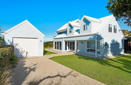 Lake Cathie House | Middle Rock Beach House - Beach Front, Lake Cathie