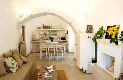 Cisternino House | Middle trulli, ancient stone house