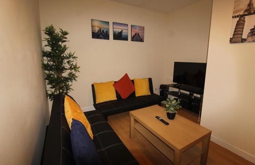 Chesterfield House | Middlecroft House Staveley by Smart Corporate Stays