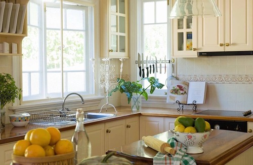 Witta House | Middleton House Maleny. Picture perfect country house for small gatherings.