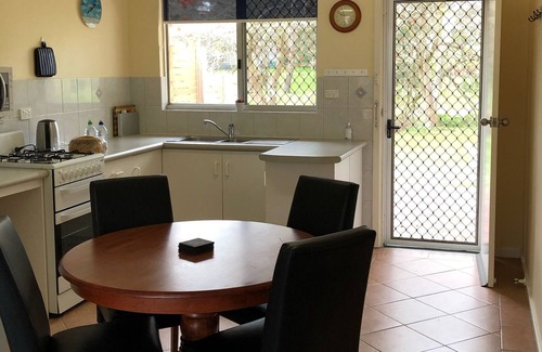 Mira Mar Apartment | Middleton Mews Unit 5 .....Affordable Quiet Central Location to CBD