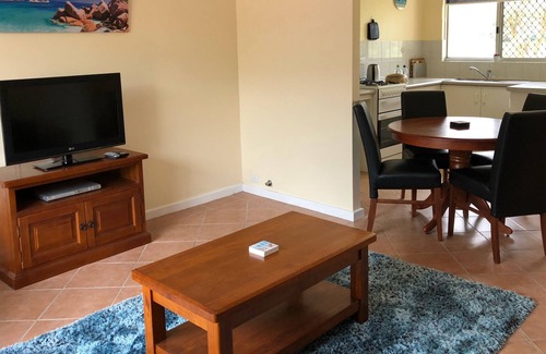 Mira Mar Apartment | Middleton Mews Unit 5 .....Affordable Quiet Central Location to CBD