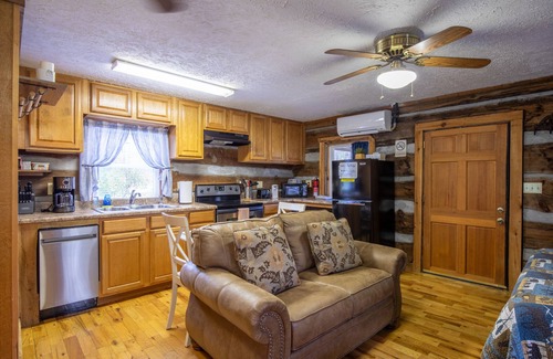 Bristol Cabin | Midge: cozy studio cabin, firepit, perfect for anglers w/wading river access