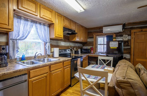 Bristol Cabin | Midge: cozy studio cabin, firepit, perfect for anglers w/wading river access