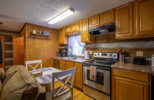 Bristol Cabin | Midge: cozy studio cabin, firepit, perfect for anglers w/wading river access