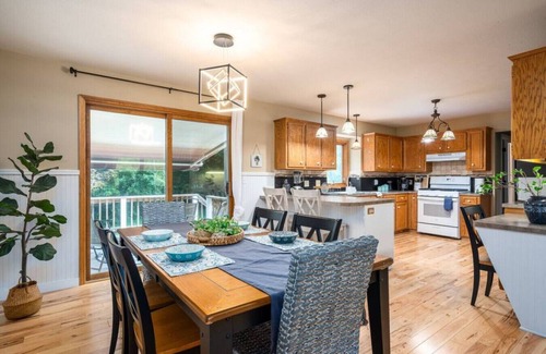 Hudsonville House | Midlake Elegance Retreat