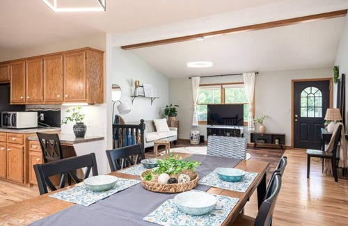Hudsonville House | Midlake Elegance Retreat