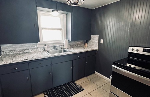 Russell Condo | Midnight Cowboy-1 Bed/1 Bath Condo-Kitchen/Living Room/Fireplace/Walkin Shower-Sleeps Up to 4PP