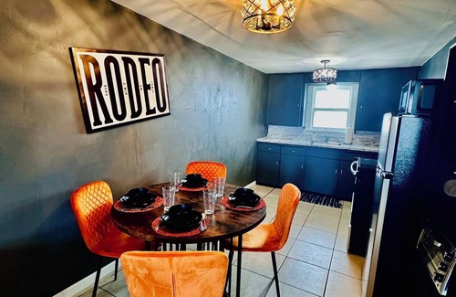 Russell Condo | Midnight Cowboy-1 Bed/1 Bath Condo-Kitchen/Living Room/Fireplace/Walkin Shower-Sleeps Up to 4PP