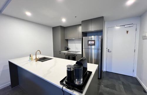 Braddon Apartment | Midnight Luxe 2BR 2Bath 2Car 528 in the heart of Braddon Pool Sauna Gym Secure Parking Wifi Wine