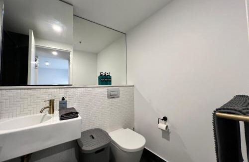 Braddon Apartment | Midnight Luxe 2BR 2Bath 2Car 528 in the heart of Braddon Pool Sauna Gym Secure Parking Wifi Wine
