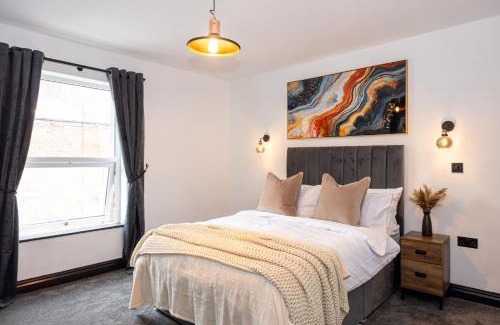 Leigh House | Midnight Manor-High Speed Wi-Fi-Cinema Room-Sleeps6