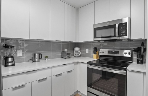 Charlotte Center City Apartment | Midnight Marvel | Amazing City Views, Free Parking