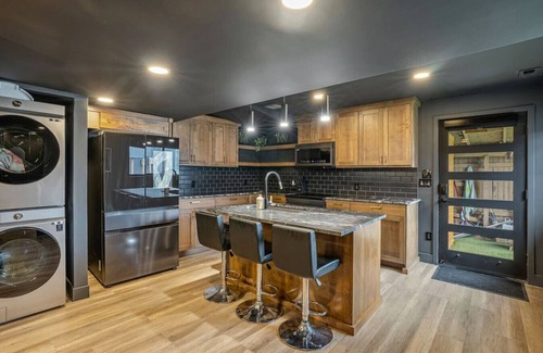South Jordan House | Midnight Poolhouse| Pool | Hot Tub | Sauna