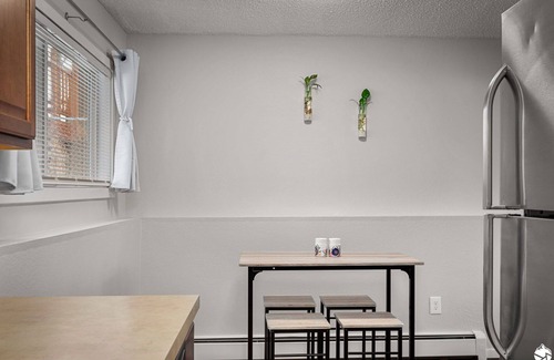 Turnagain House | *Midnight Sun Suite*5 mins to Airport *Fast Wifi*
