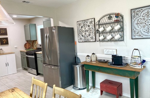 Waco House | Midterm cottage rental in the heart of Waco. Very private. Light and bright. n